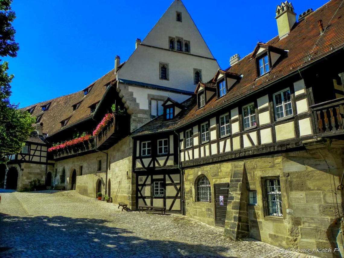 tags: Arquitetura,hist&oacute;ria,enxaimel

Historical Museum Bamberg, Alemanha