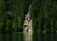 tags: lago,cachoeira,montanhas,agua,verde,natureza

Königssee, Schönau, Alemanha