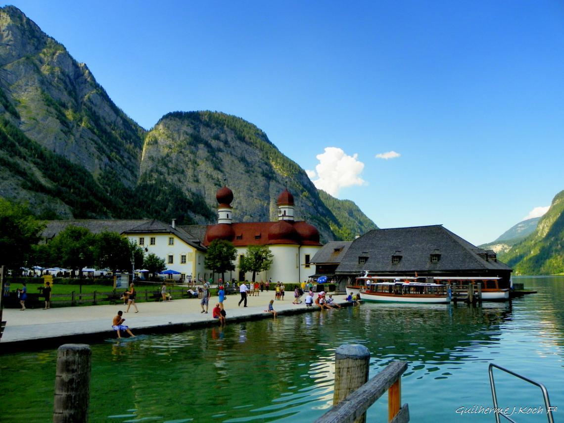 tags: lago,paisagem,montanhas,barco,Igreja,natureza

Kirche St. Bartholom&auml;, no K&ouml;nigssee, Sch&ouml;nau, Alemanha