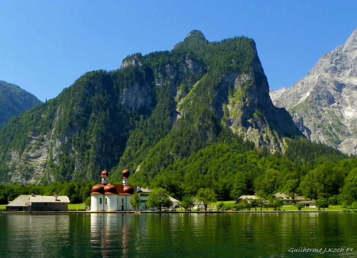 tags: lago,natureza,montanhas,agua,Igreja

Kirche St. Bartholom&auml;, no K&ouml;nigssee, Sch&ouml;nau, Alemanha