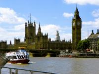 tags: paisagem urbana,rio,agua,barco,prédios históricos

 Parlamento e o Big Ben, Londres, UK