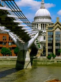 tags: Arquitetura,ponte,rio,torre,Igreja,urbano

Millennium Bridge, com a Catedral de São Paulo ao fundo, Londres, UK