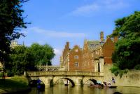 tags: paisagem urbana,lago,barco,agua,ponte,prédios históricos

Passeio de barco em Cambridge, UK