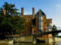 tags: paisagem urbana,lago,barco,agua,ponte

Passeio de barco em Cambridge, UK
