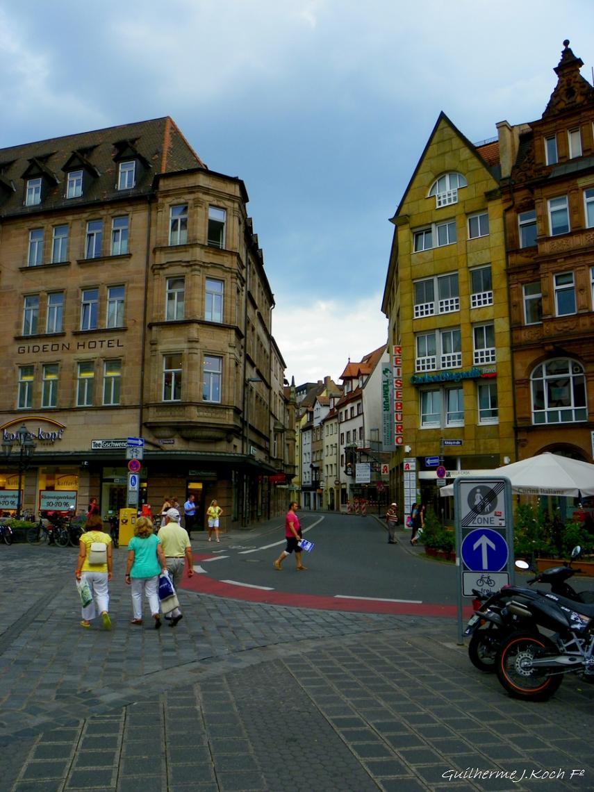 tags: Arquitetura,paisagem urbana,pr&eacute;dios antigos

Centro hist&oacute;rico de N&uuml;rnberg, Alemanha