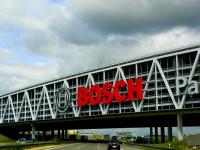 tags: Arquitetura,rodovia,industria

a caminho de Stuttgart, DE, a fábrica da Bosch atravessa sobre a auto-estrada...