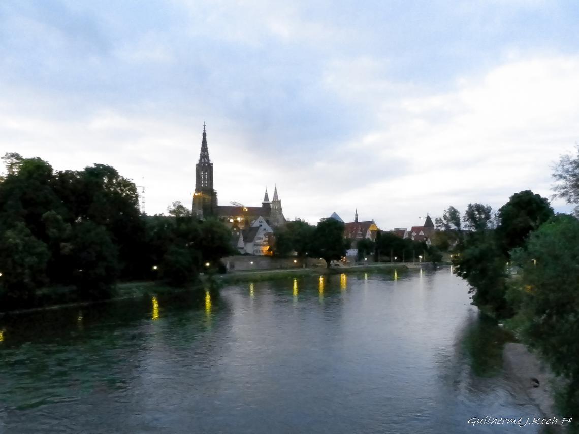 tags: paisagem urbana,rio,anoitecer,torre

a caminho de Frankfurt, anoitecer em Ulm, Alemanha
