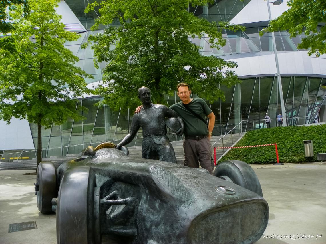 tags: Hist&oacute;tia,est&aacute;tua,Museu

Abra&ccedil;ando Fangio em Stuttgart, DE, no Museu da Mercedes