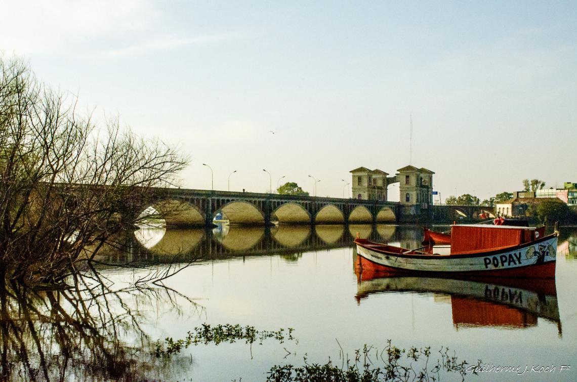 tags: ponte,reflexo,rio,agua,barco,pesca,popay,natureza,brasil

Ponte Internacional Bar&atilde;o de Mau&aacute;, liga o munic&iacute;pio de Jaguar&atilde;o no Brasil &agrave; Rio Branco no Uruguai        