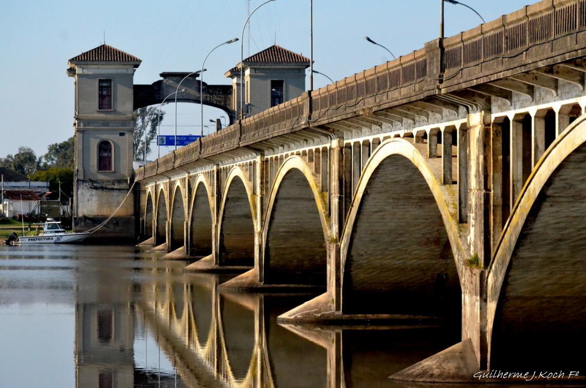 tags: ponte,agua,rio,reflexo,brasil

Ponte Internacional Bar&atilde;o de Mau&aacute;, liga o munic&iacute;pio de Jaguar&atilde;o no Brasil &agrave; Rio Branco no Uruguai        