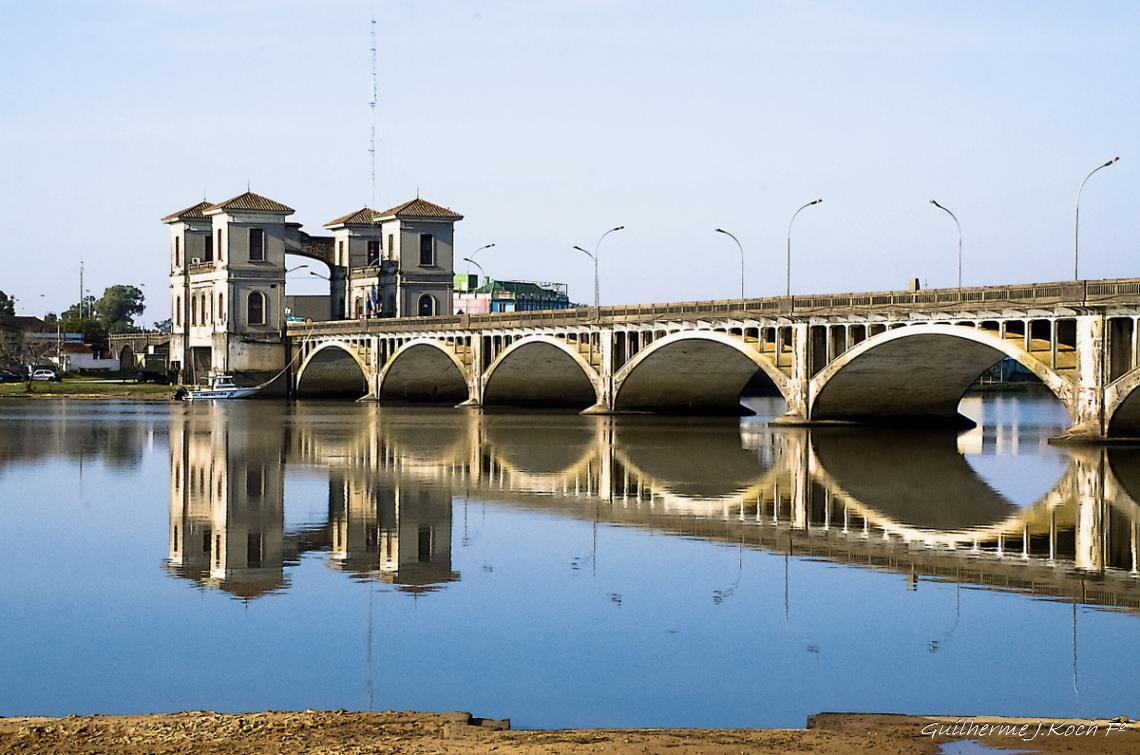 tags: ponte,agua,rio,reflexo,brasil

Ponte Internacional Bar&atilde;o de Mau&aacute;, liga o munic&iacute;pio de Jaguar&atilde;o no Brasil &agrave; Rio Branco no Uruguai 