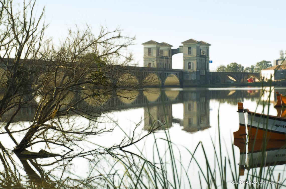 tags: ponte,agua,rio,reflexo,barco,natureza,brasil

Ponte Internacional Bar&atilde;o de Mau&aacute;, liga o munic&iacute;pio de Jaguar&atilde;o no Brasil &agrave; Rio Branco no Uruguai 