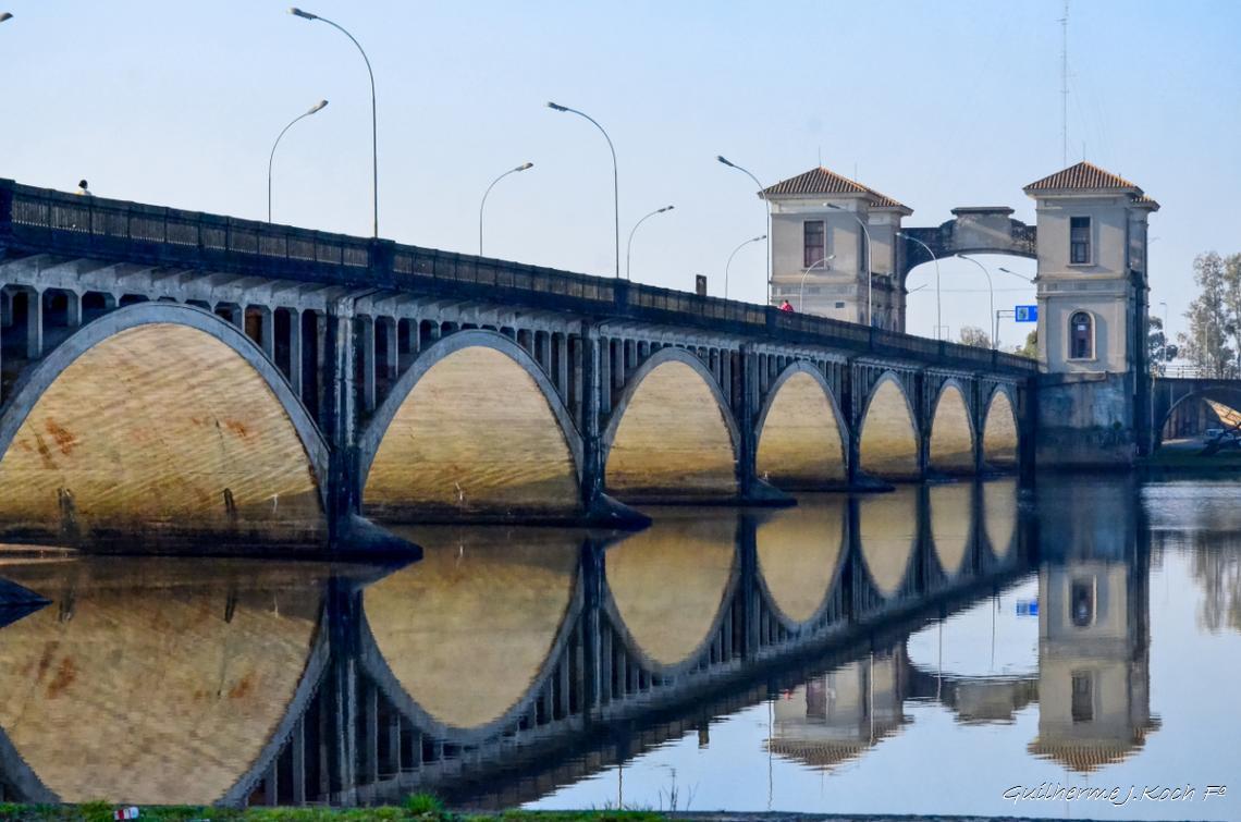 tags: ponte,agua,rio,reflexo,brasil

Ponte Internacional Bar&atilde;o de Mau&aacute;, liga o munic&iacute;pio de Jaguar&atilde;o no Brasil &agrave; Rio Branco no Uruguai 