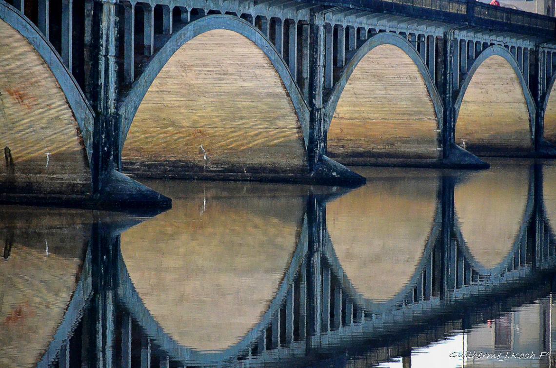tags: agua,reflexo,arcos,ponte,brasil

Ponte Internacional Bar&atilde;o de Mau&aacute;, liga o munic&iacute;pio de Jaguar&atilde;o no Brasil &agrave; Rio Branco no Uruguai 