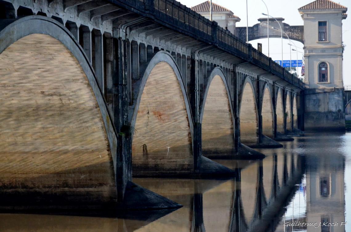 tags: ponte,agua,reflexo,brasil

Ponte Internacional Bar&atilde;o de Mau&aacute;, liga o munic&iacute;pio de Jaguar&atilde;o no Brasil &agrave; Rio Branco no Uruguai 
