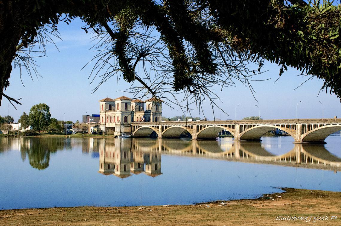 tags: ponte,agua,rio,reflexo,natureza,brasil

Ponte Internacional Bar&atilde;o de Mau&aacute;, liga o munic&iacute;pio de Jaguar&atilde;o no Brasil &agrave; Rio Branco no Uruguai