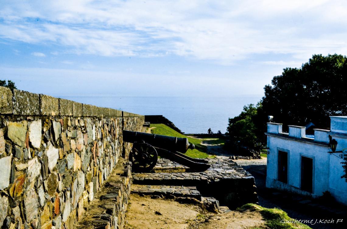tags: Arquitetura,muralhas,canh&otilde;es,hist&oacute;ria

Colonia Del Sacramento, Uruguai