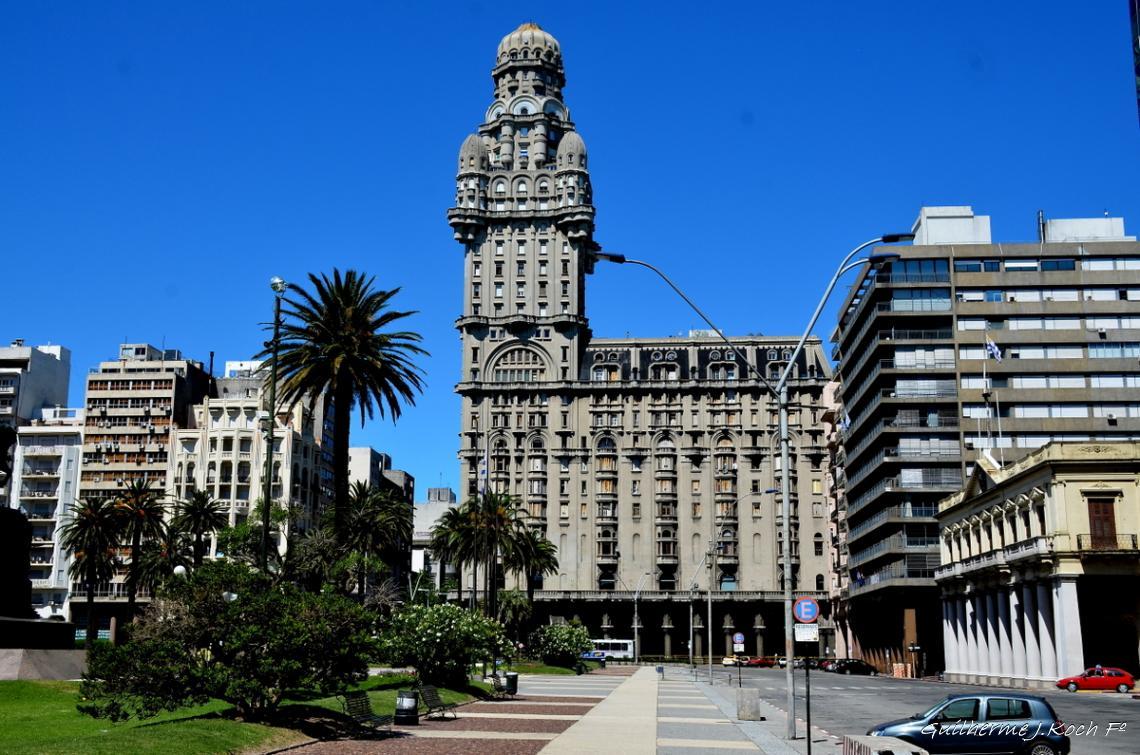 tags: Arquitetura,pr&eacute;dios hist&oacute;ricos

Salvo Palace, Montevid&eacute;u, Uruguai