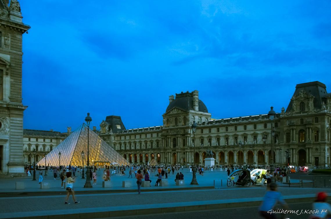 tags: 

Pir&acirc;mide do Louvre, Paris