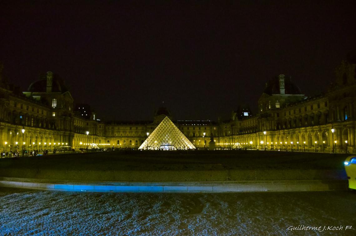 tags: 

Pir&acirc;mide do Louvre, Paris
