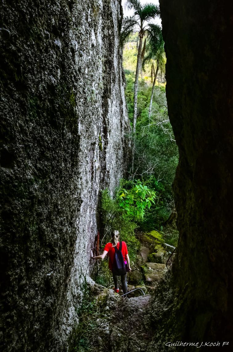 tags: paisagem,morros,natureza,floresta,mata,grutas

Parque Natural M. Pedra do Segredo - Ca&ccedil;apava do Sul - RS - Brasil