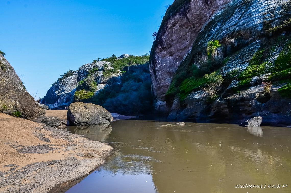 tags: natureza,paisagem,mata,morros,rio

Rinc&atilde;o do Inferno - Ca&ccedil;apava do Sul - RS - Brasil